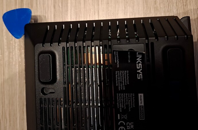 Linksys_MR5500_dissasembly_case